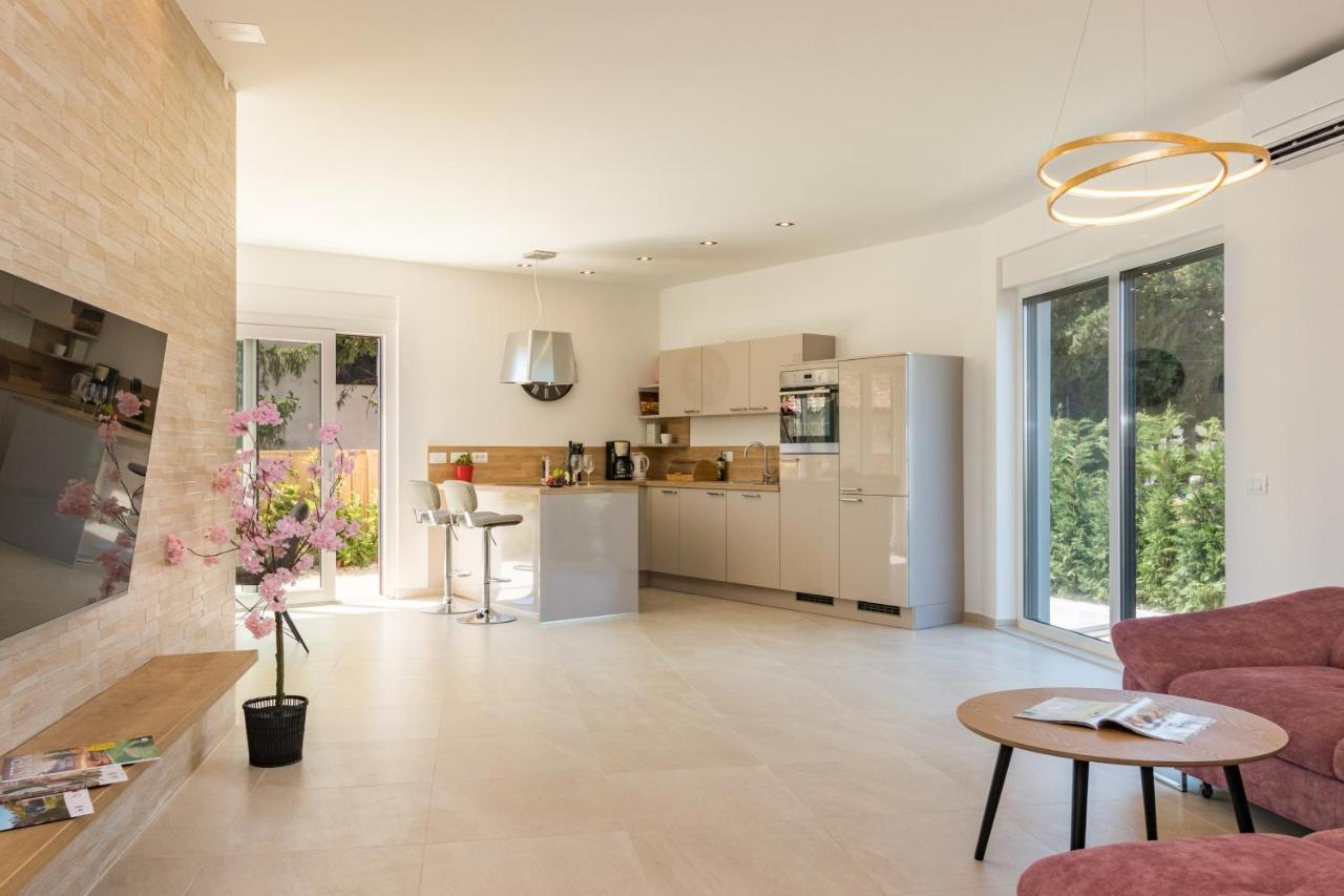 Villa Elena: Seaside Luxury with Whirlpool and Brijuni Islands View Fazana Exterior photo